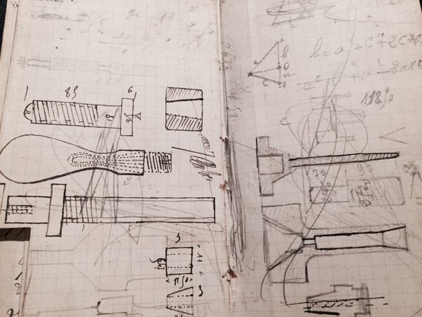 Et tous ces petits dessins techniques que je retrouve dans un agenda de ton papa #Madeleineproject https://t.co/WpjhLwXMzr